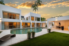 Beachfront 4 Bedroom Luxury Home - 16 Solander Boulevard